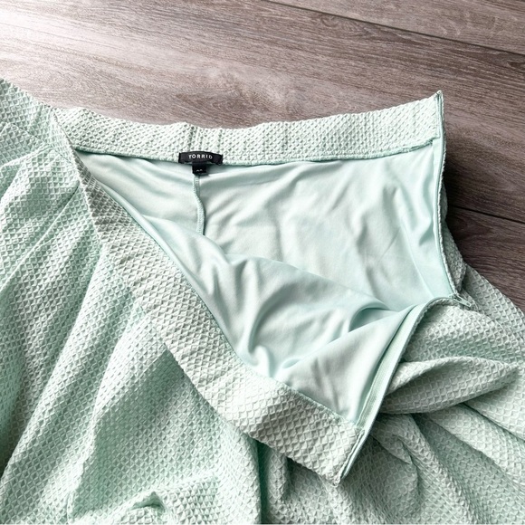 Torrid Green Teal Flared Eyelet Cotton Pleated Circle
Mini Skirt - Picture 10 of 12